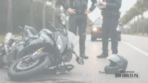 Abogado de accidentes de motocicleta en Jacksonville ayudando a un motociclista lesionado después de un choque